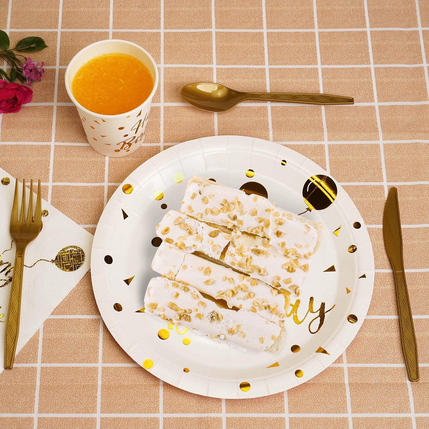 200 pieces of white and gold birthday party supplies, disposable happy birthday tableware set, gold plastic knives, forks, spoons, straws. Birthday themed tray, cup,25Guests（white）