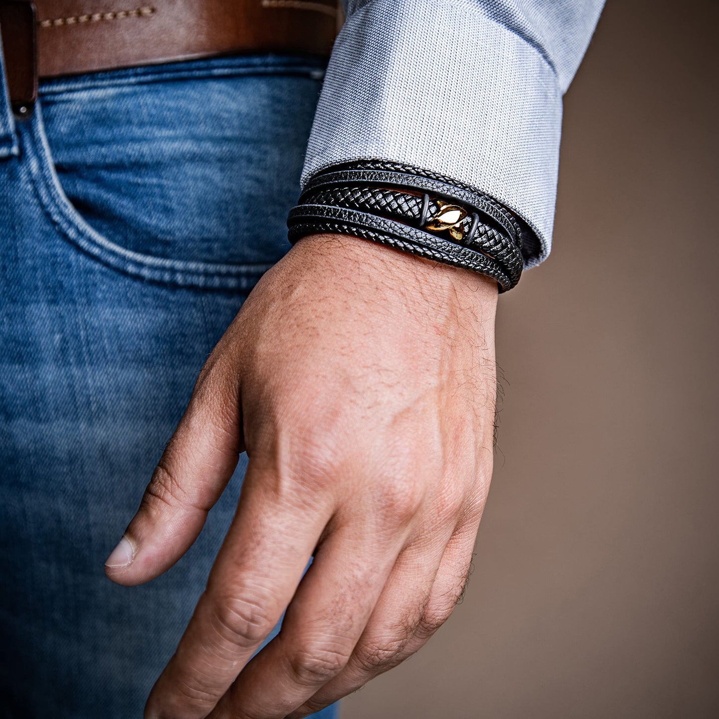 SERASAR Pulsera de oro para hombre 17cm con caja regalo hombre, trenzas piel vaca, cierre magnetico ajustable, joyero multicapa, joyeria cuerda magnetica masculina