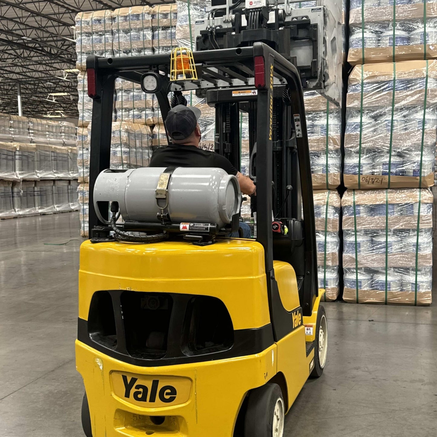 Flame King YSN335 - 33.5LB Steel Forklift Propane Tank Cylinder with Built-in Gauge, Gray