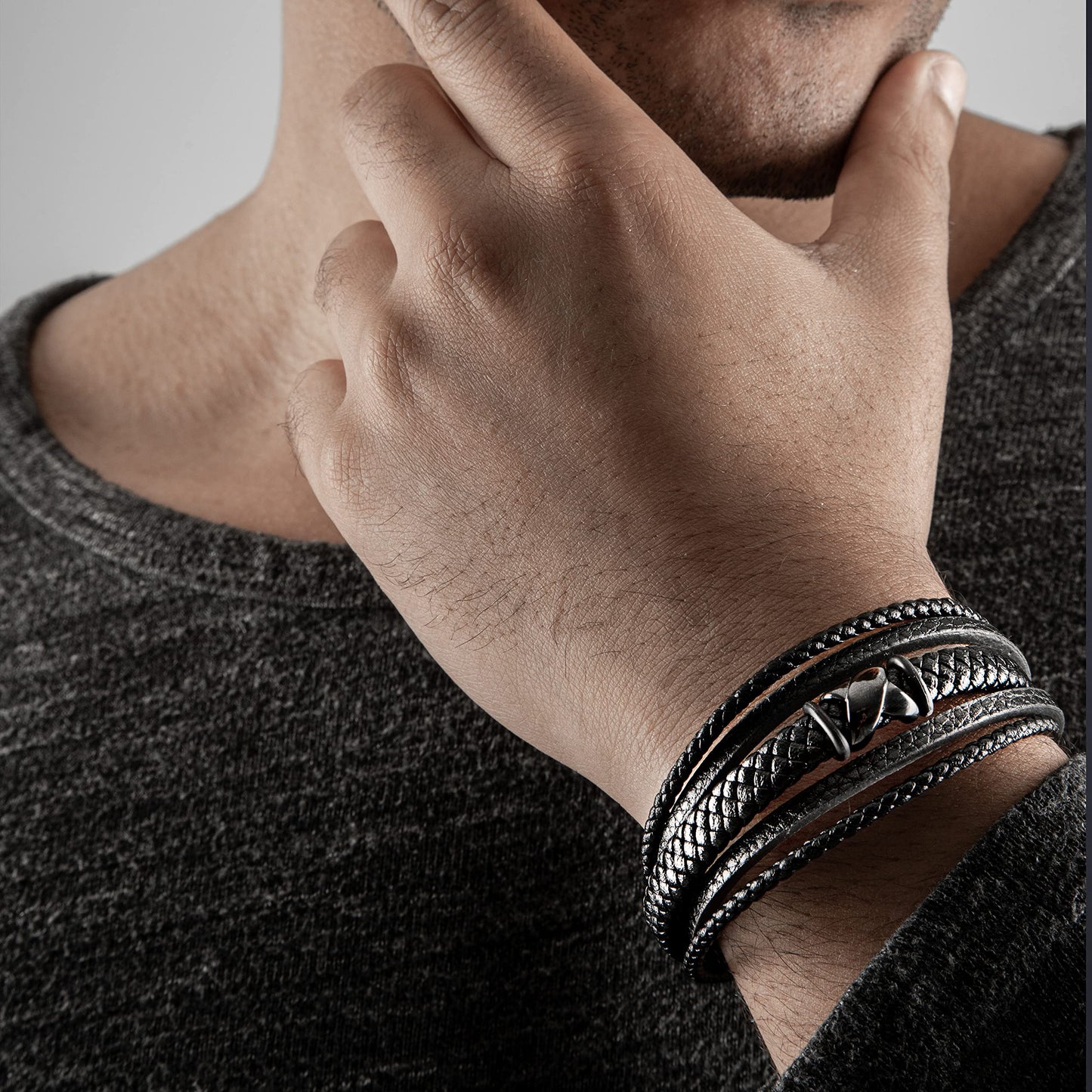 SERASAR Hombres Pulsera de cuero negro 23cm Brazalete Hombre Regalo Caja envuelta en genuina multicapa para Cierres magneticos Joyas